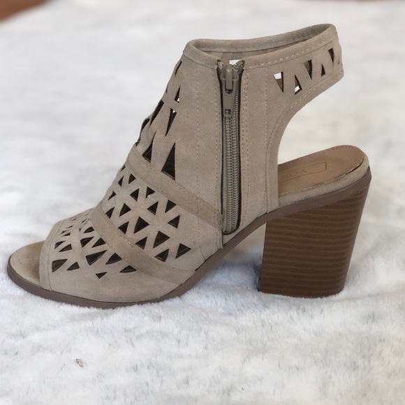 Yoki Laser cut block heel sandals. Size 8.5 - Picture 3 of 5